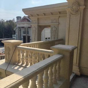 呼和浩特 黄金麻别墅外墙干挂雕花配合阳台栏杆花瓶柱