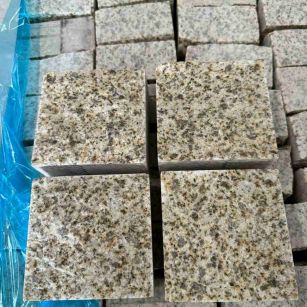 呼和浩特 黄金麻花岗岩自然面小方块，弹石，马蹄石等