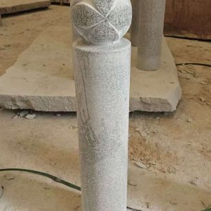 呼和浩特 芝麻白花岗岩石材挡车石柱、停车柱、圆柱挡车柱、方柱挡车柱等