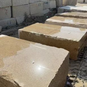 呼和浩特 黄金麻方料堆场洗料分选中，原材料充足