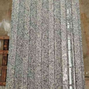 呼和浩特 芝麻白花岗岩荔枝面雕刻盲道，盲条