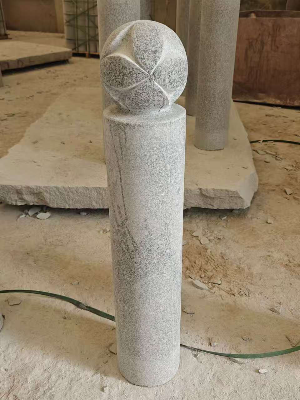 呼和浩特 芝麻白花岗岩石材挡车石柱、停车柱、圆柱挡车柱、方柱挡车柱等