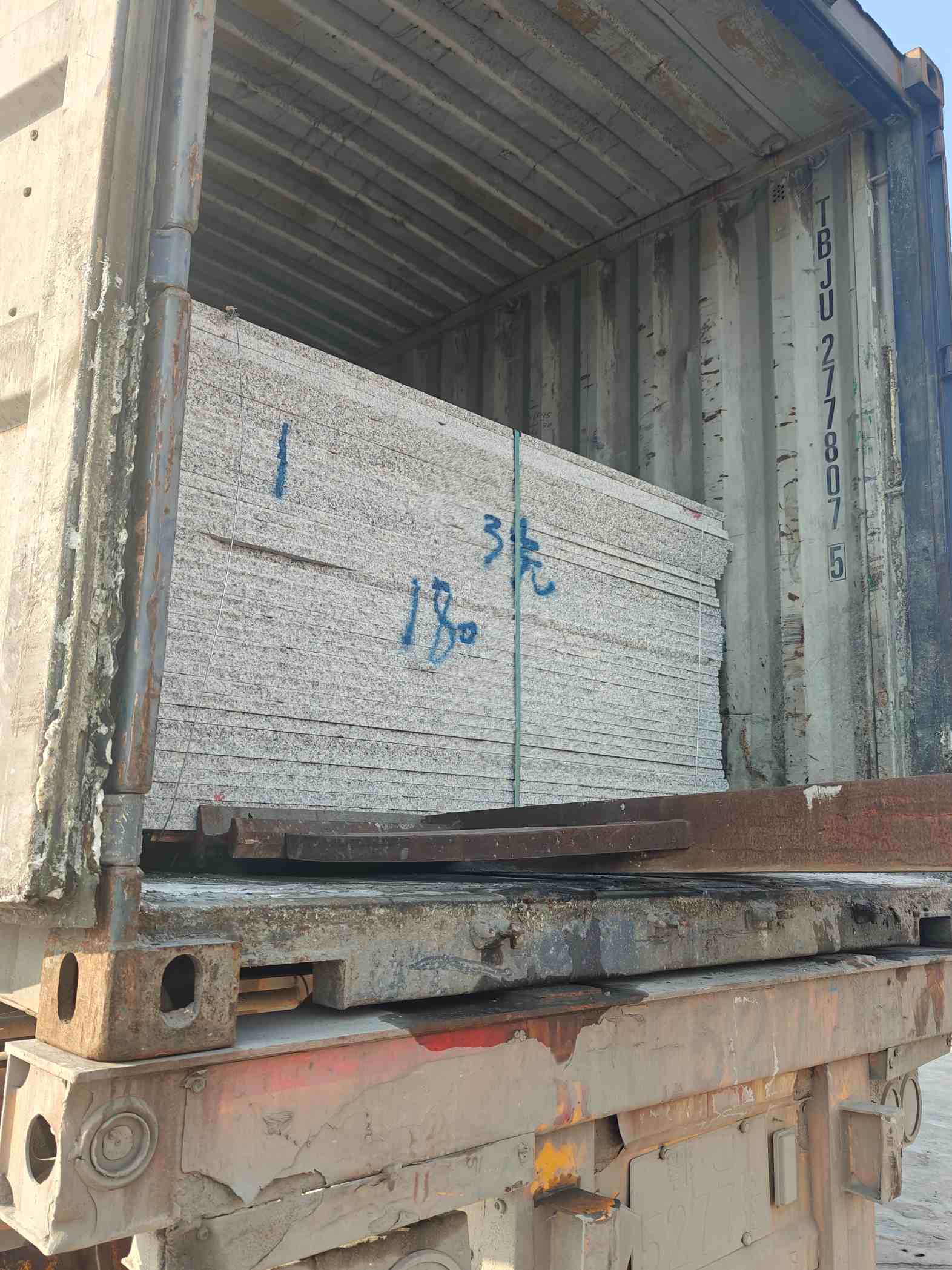 呼和浩特 芝麻白花岗岩石材3.0公分光面毛板装柜出货