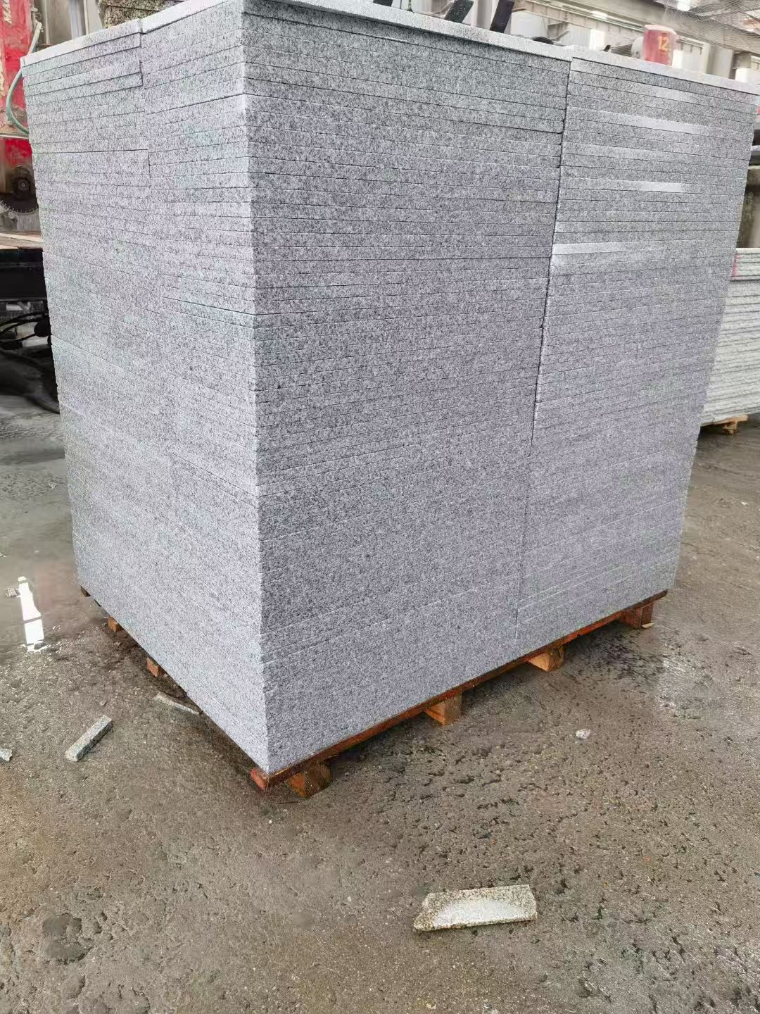 呼和浩特 芝麻白火烧面1.8厚300*600地铺石，尺寸标准，厚薄均匀