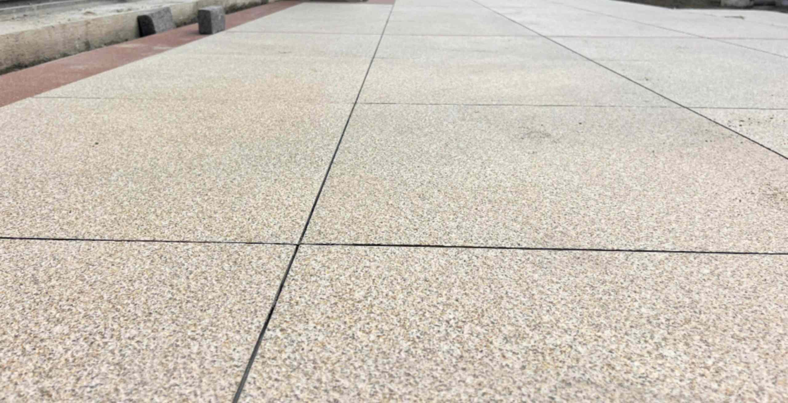 呼和浩特 黄金麻花岗岩石板材荔枝面地面铺装效果