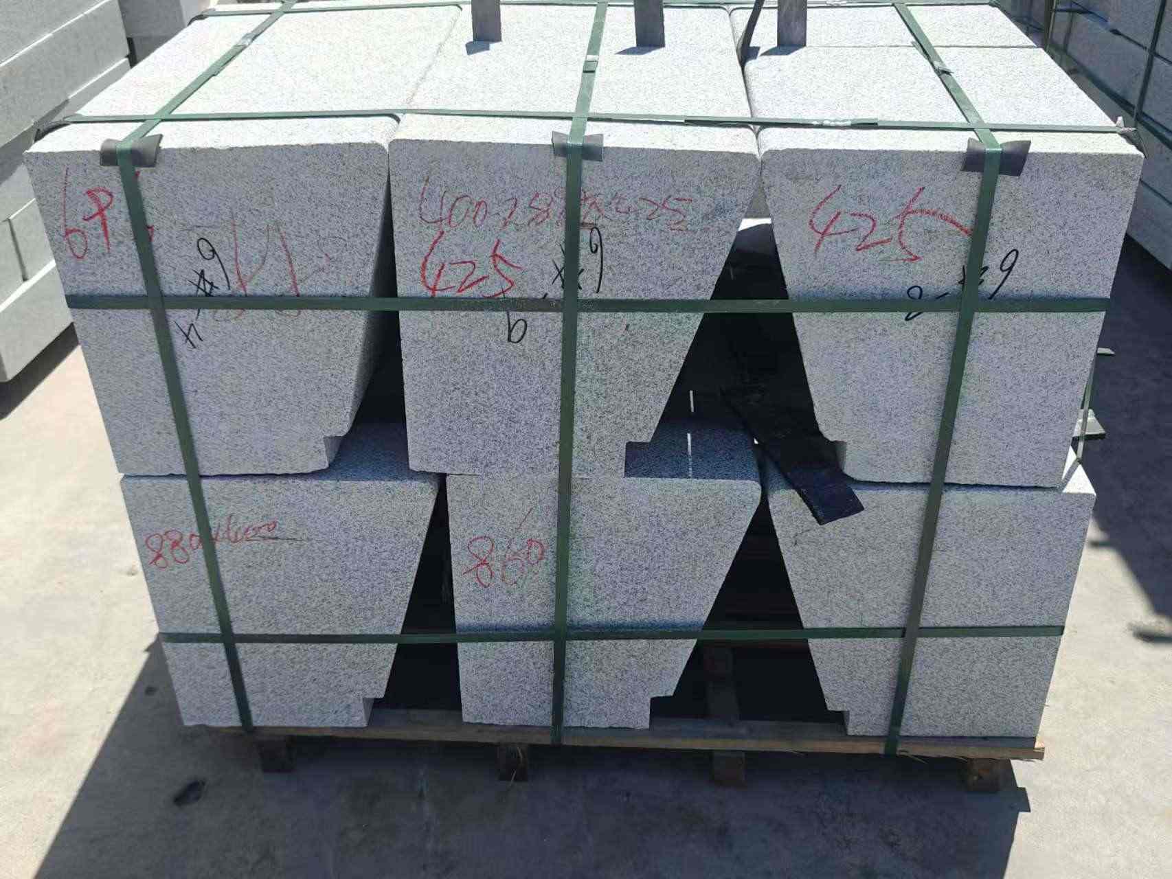 呼和浩特 芝麻白异形坐凳，石凳