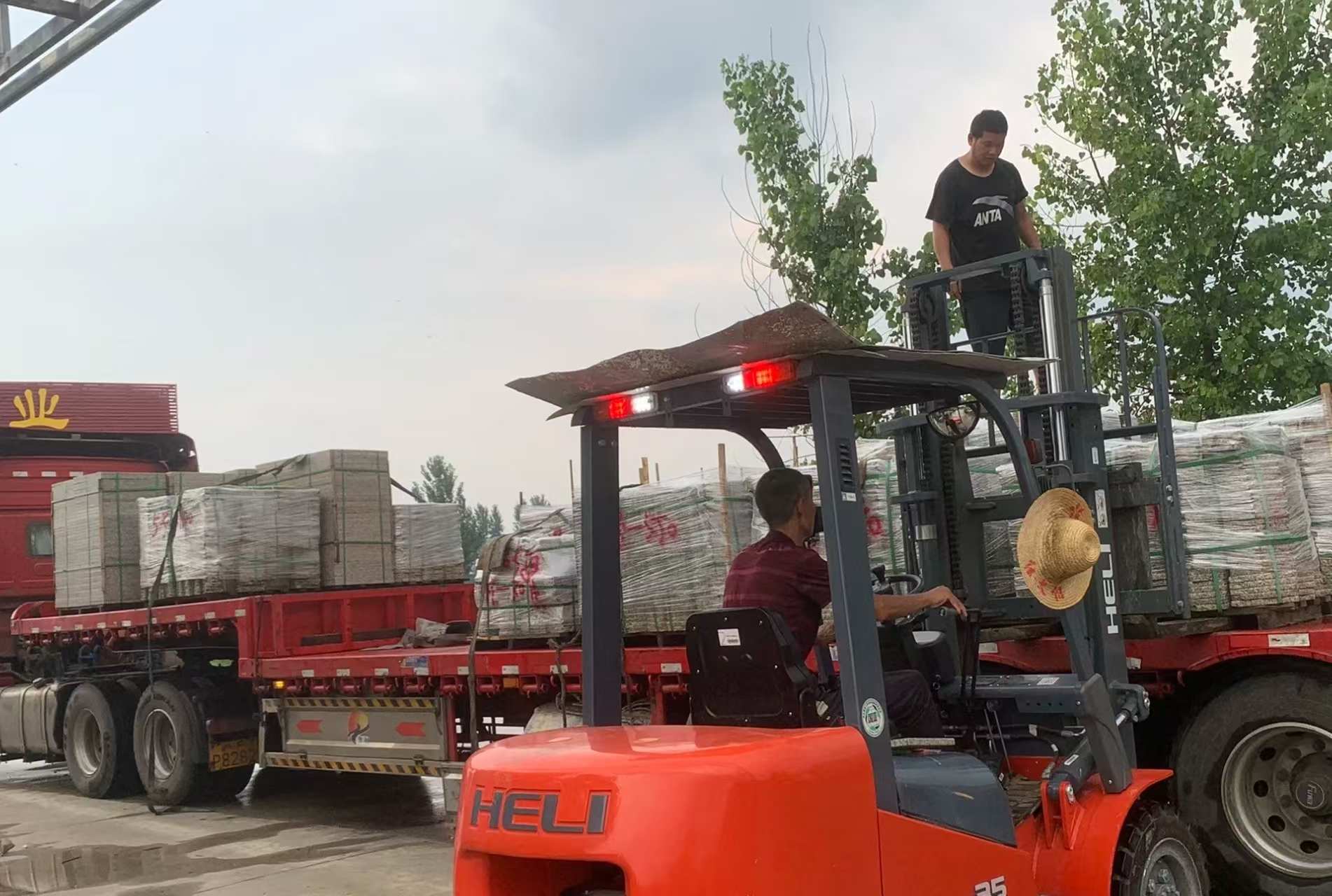 呼和浩特 黄金麻冰裂纹，地铺石装车