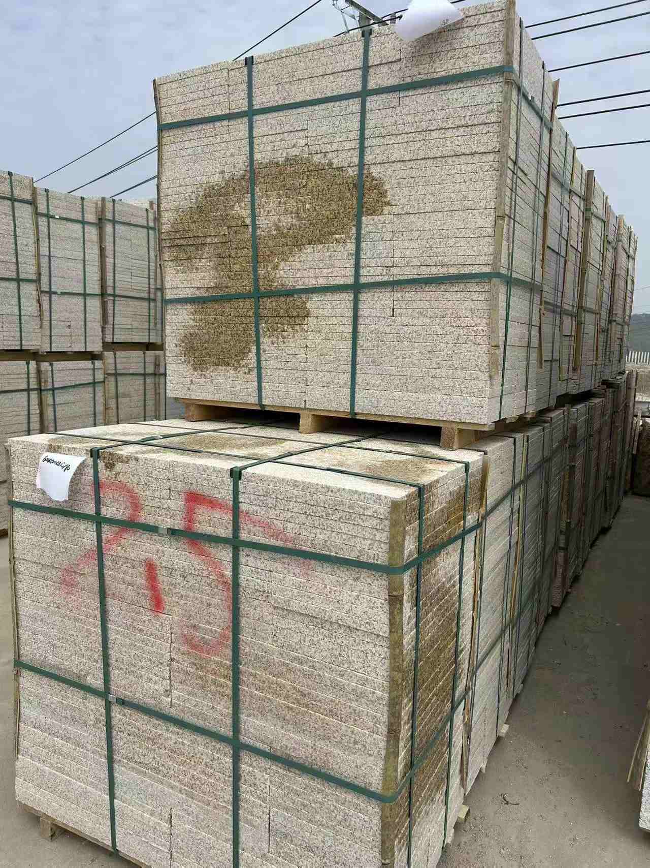 呼和浩特 黄金麻花岗岩石材荔枝面地铺石2.5*300*600