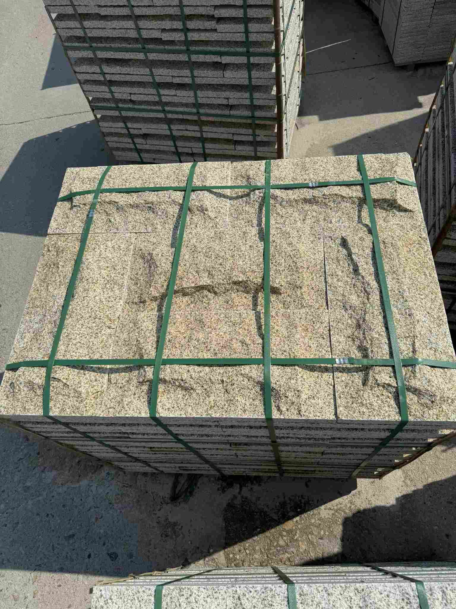 呼和浩特 黄金麻花岗岩石材自然面蘑菇石成品