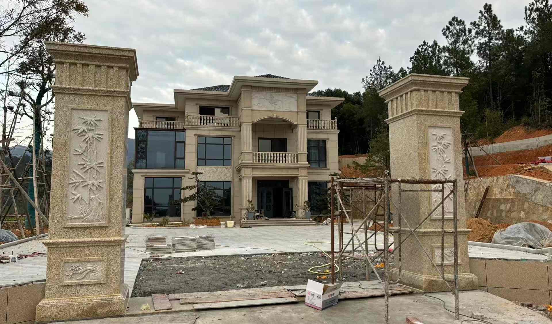 呼和浩特 黄金麻花岗岩别墅雕花外墙干挂配上门口雕花罗马柱