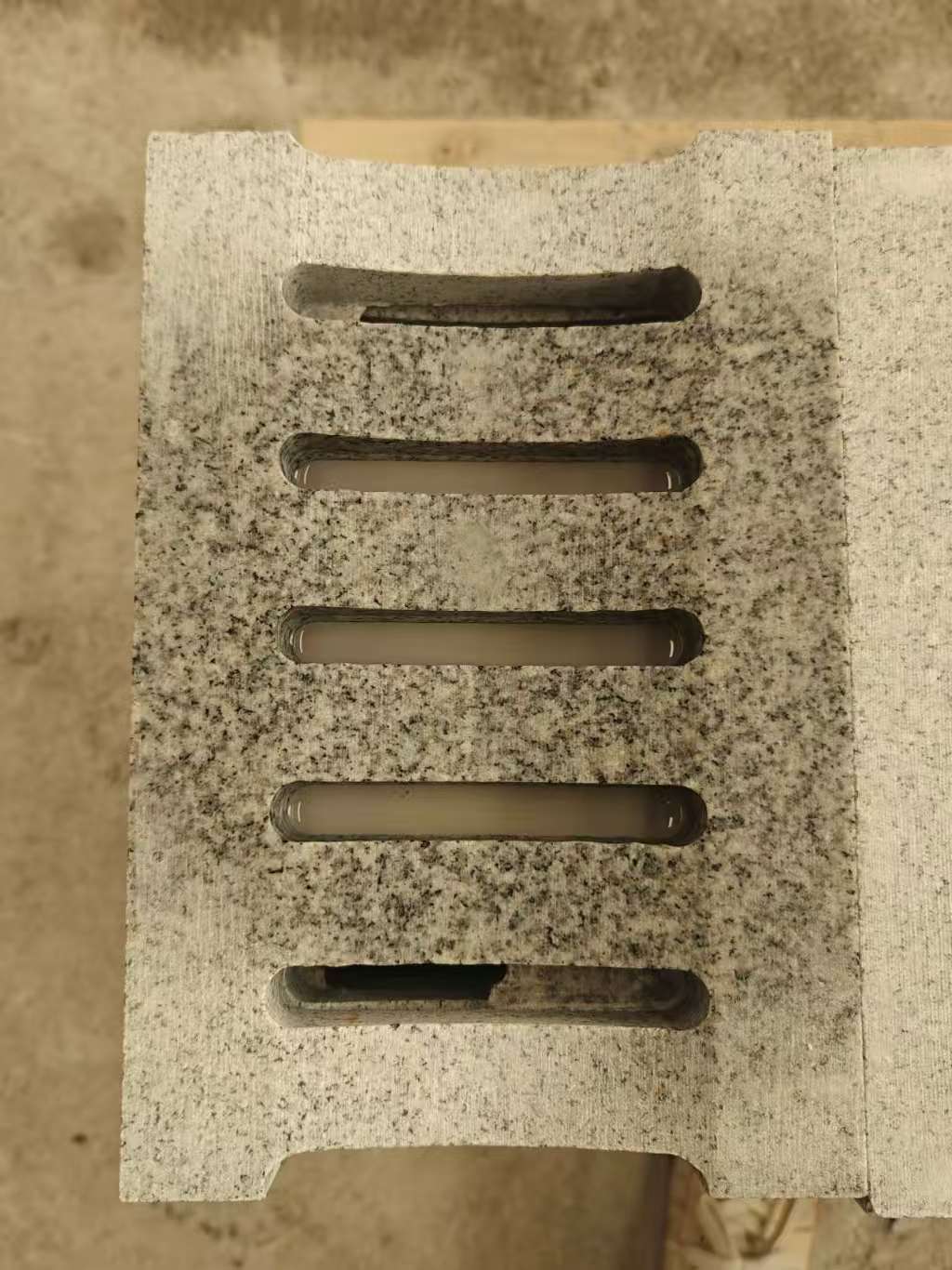 呼和浩特 芝麻白拉丝面花岗岩U型开槽排水槽