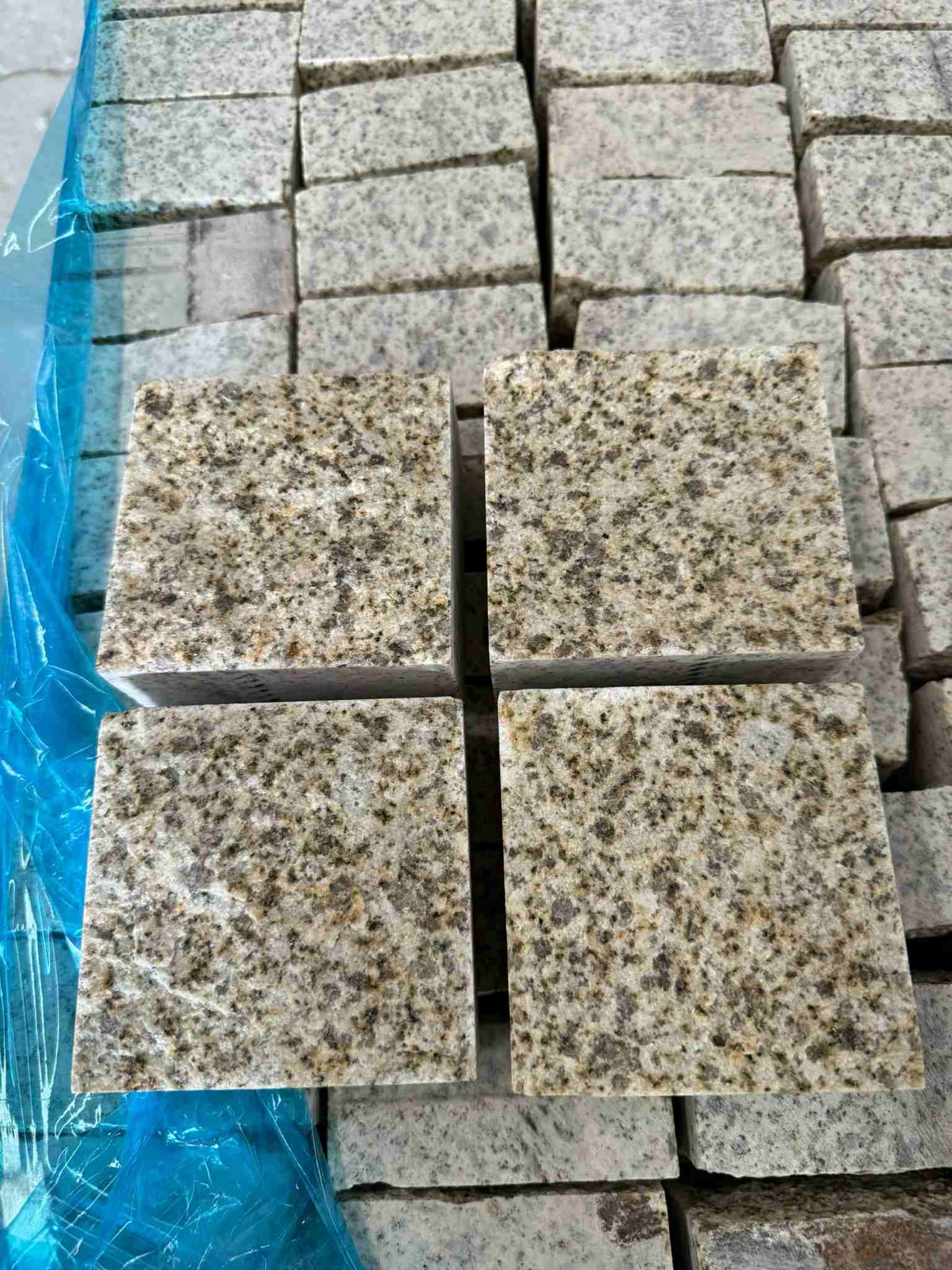 呼和浩特 黄金麻花岗岩自然面小方块，弹石，马蹄石等