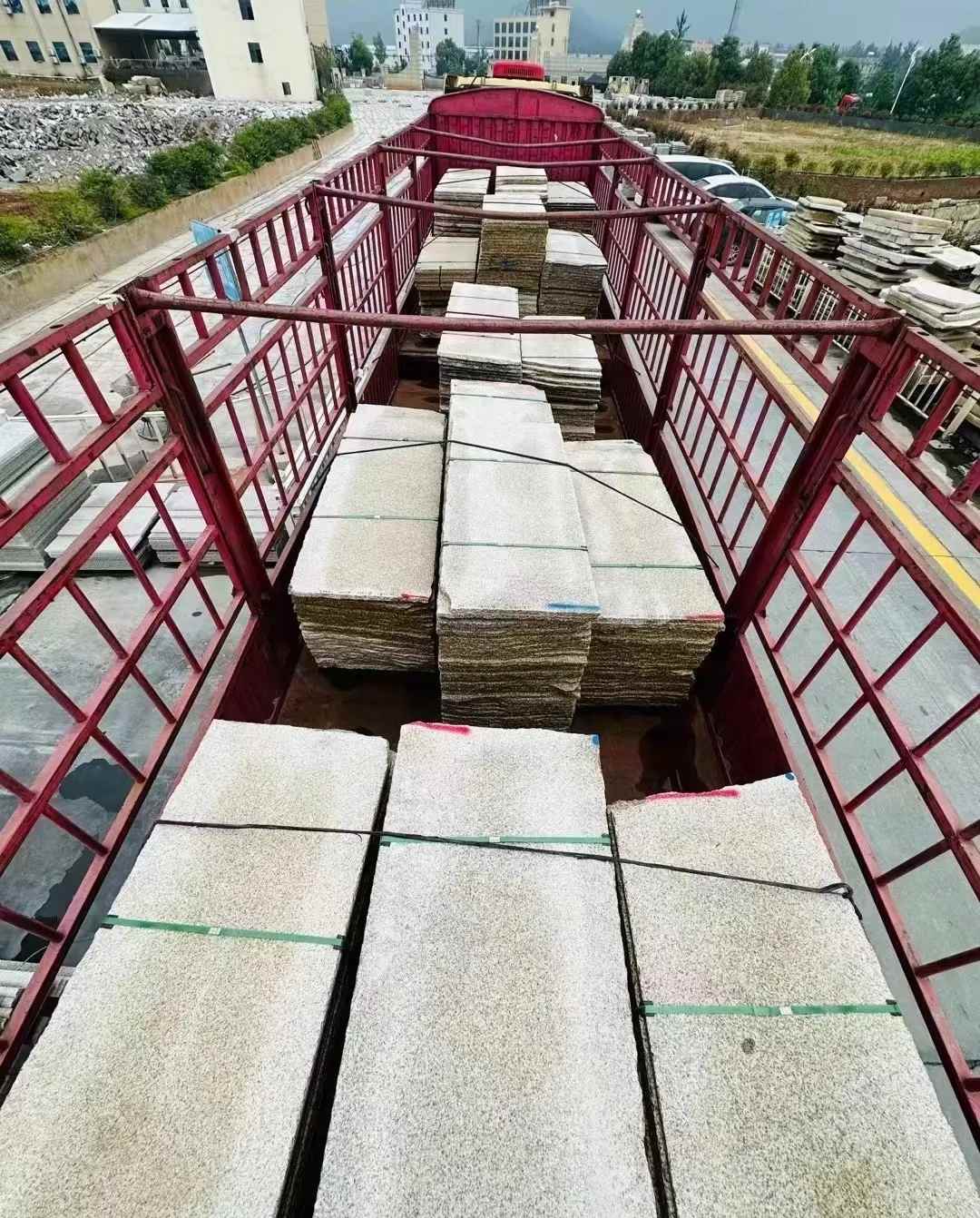 呼和浩特 黄金麻花岗岩荔枝面，光面毛板装车完成