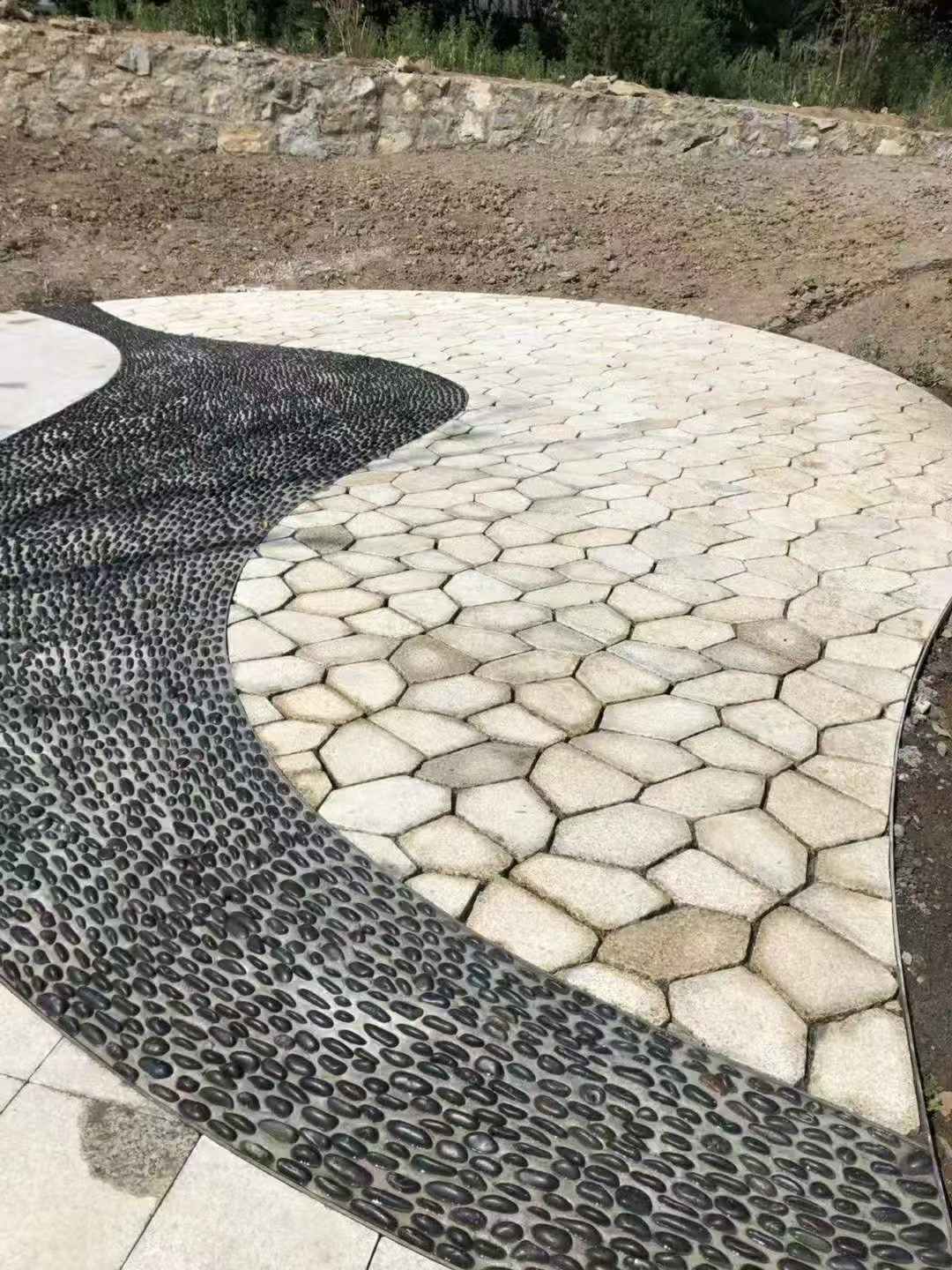 呼和浩特 黄金麻冰裂纹地铺石工地铺装案例