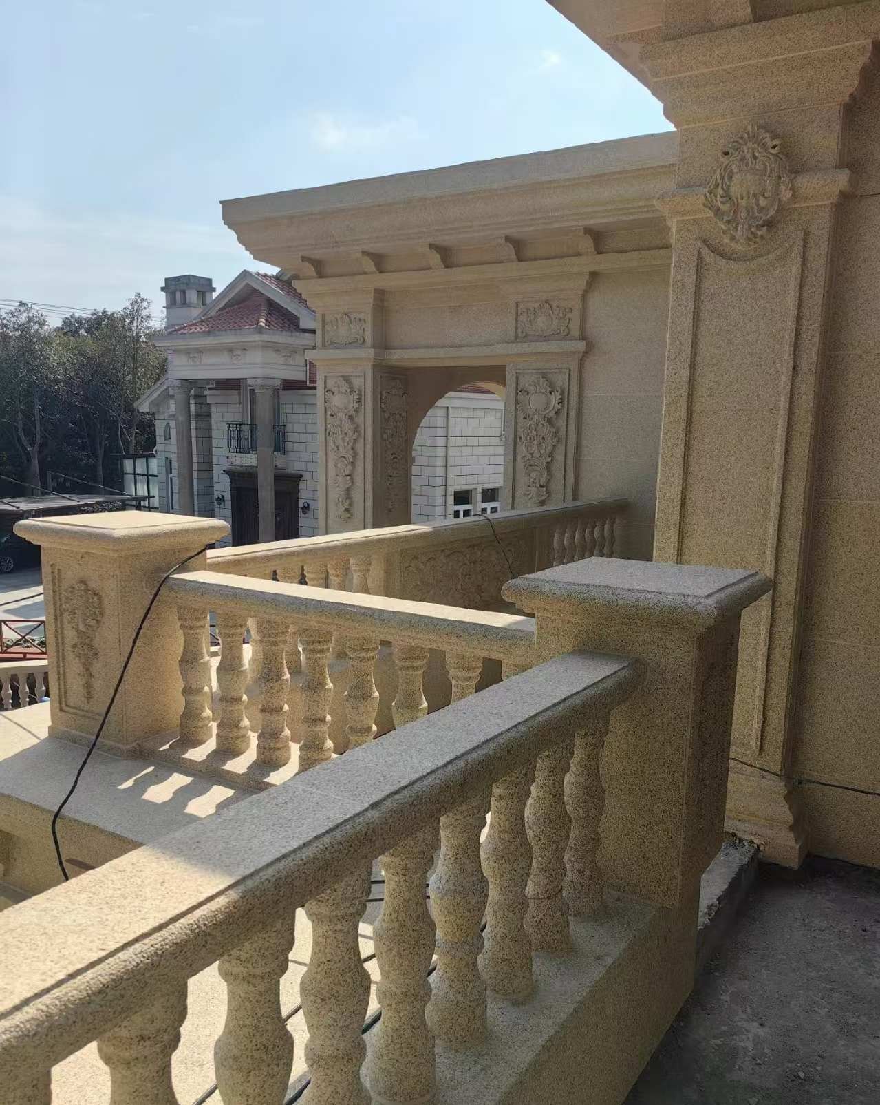 呼和浩特 黄金麻别墅外墙干挂雕花配合阳台栏杆花瓶柱