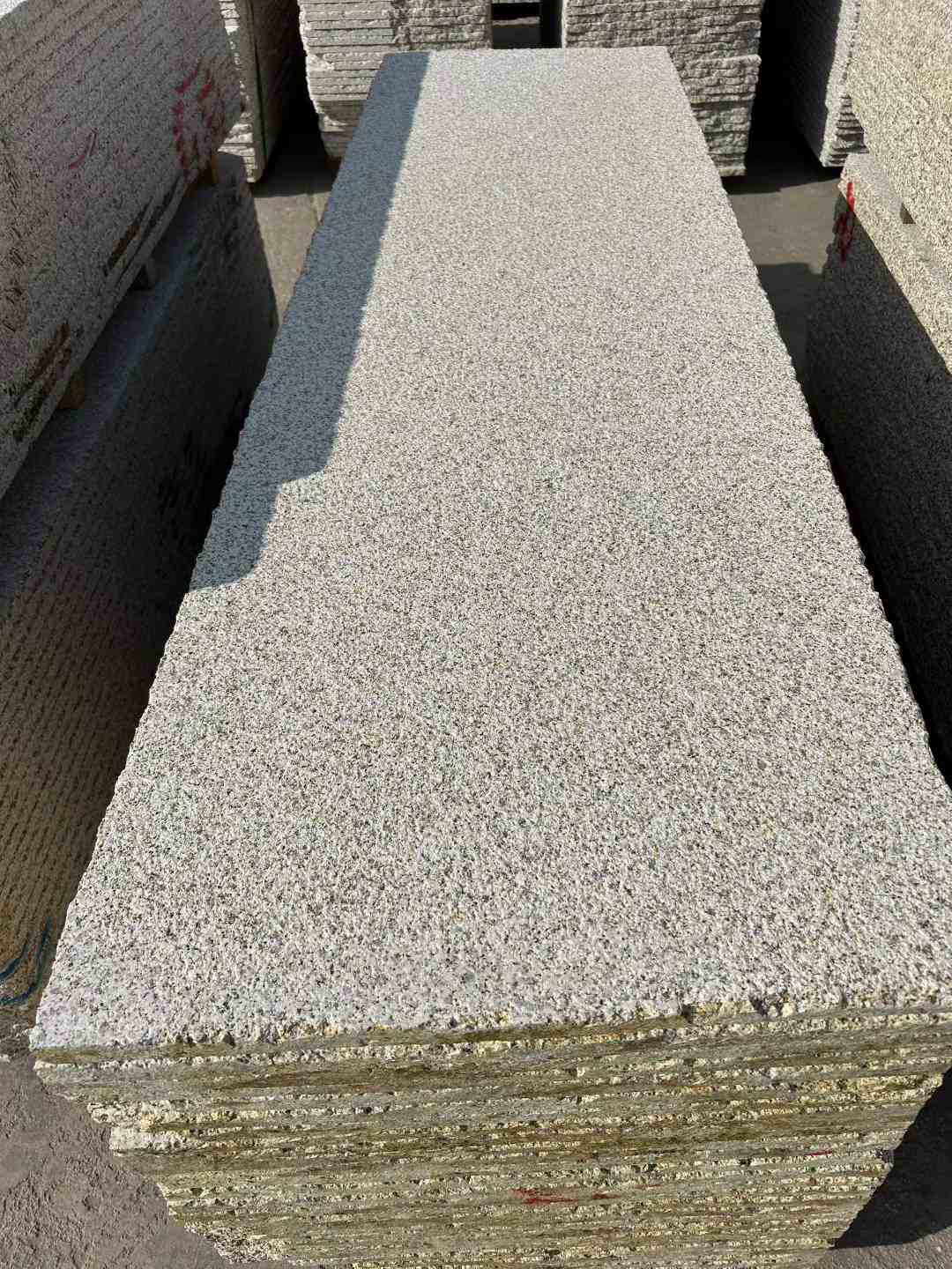 呼和浩特 黄金麻花岗岩荔枝面毛板，半成品