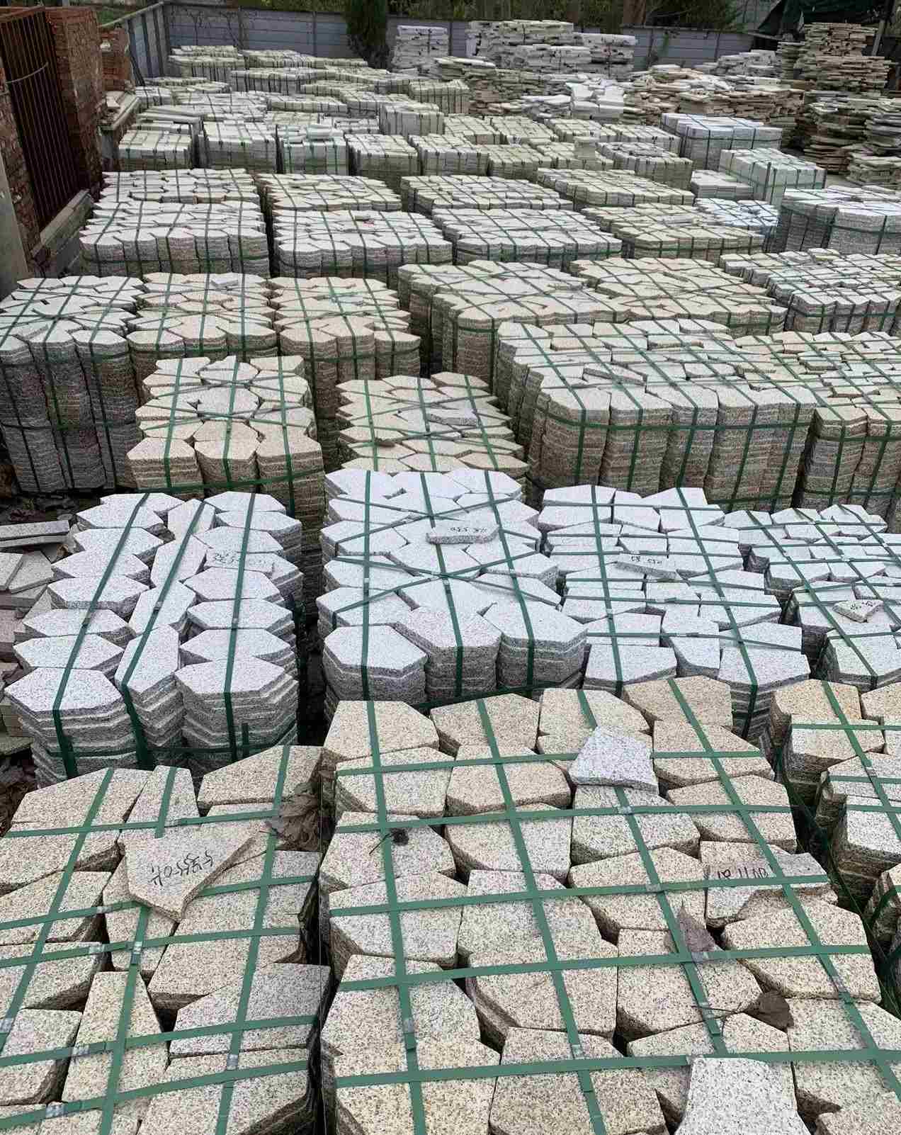 呼和浩特 黄金麻白麻花岗岩荔枝面地铺石(冰裂纹)