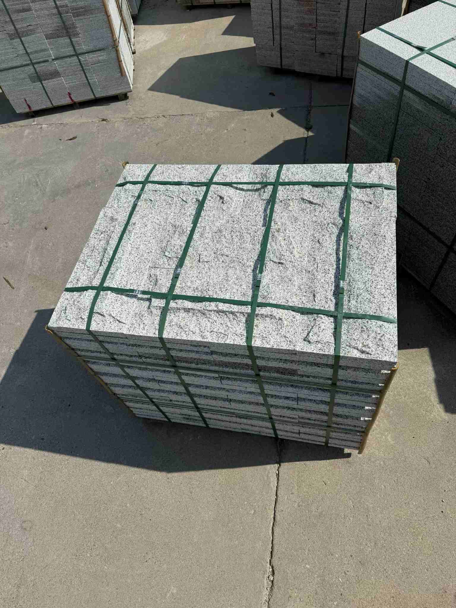 呼和浩特 白麻花岗岩石材自然面蘑菇石成品