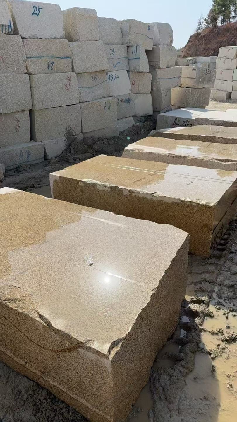 呼和浩特 黄金麻方料堆场洗料分选中，原材料充足