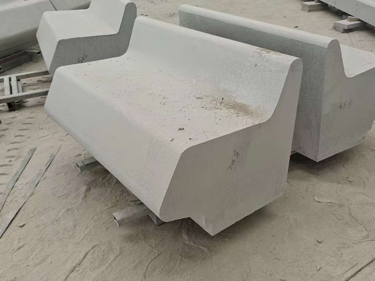 呼和浩特 芝麻白花岗岩异形坐凳，石凳