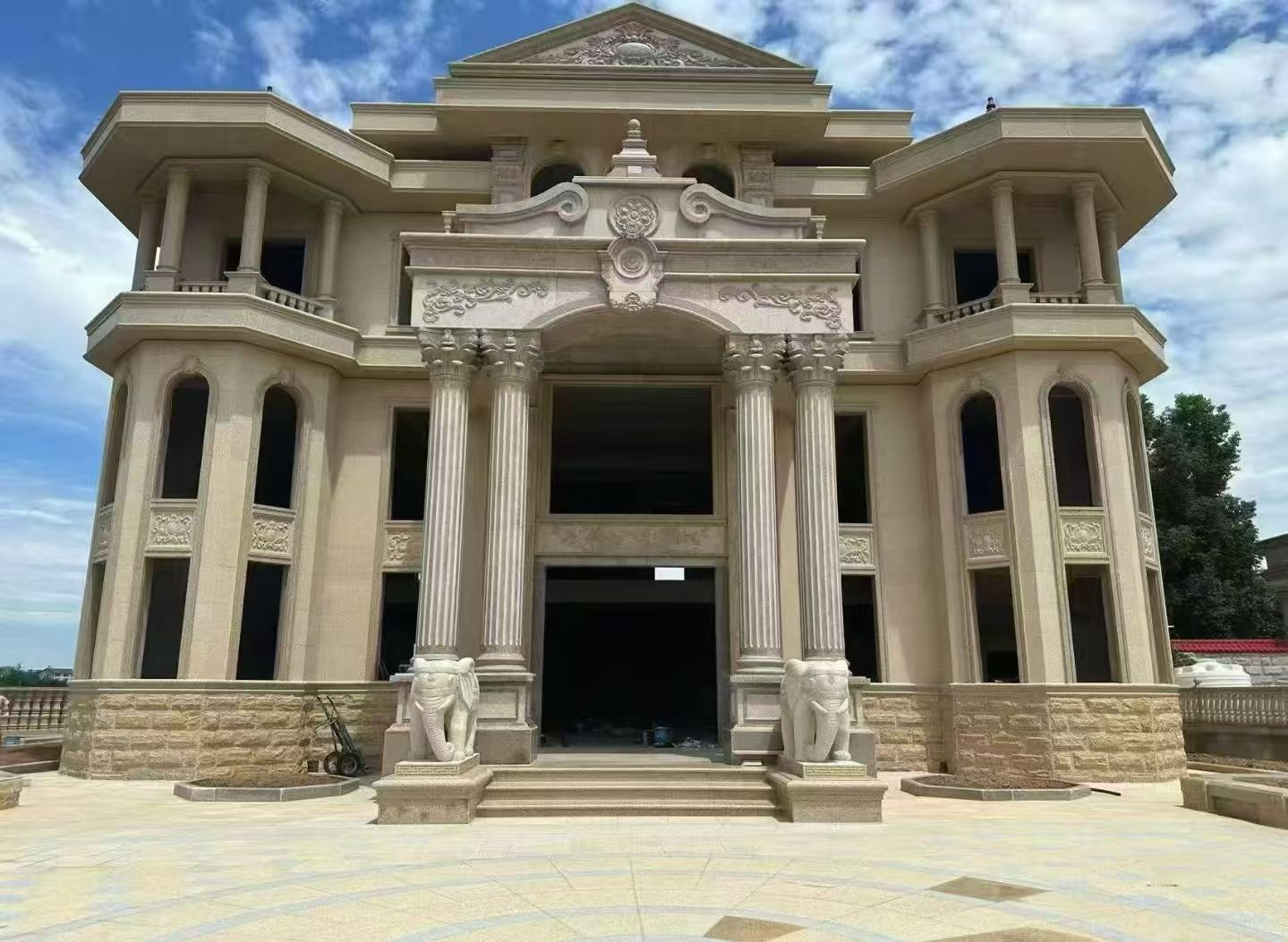 呼和浩特 黄金麻别墅外墙干挂，大柱，大象，蘑菇石，雕花板