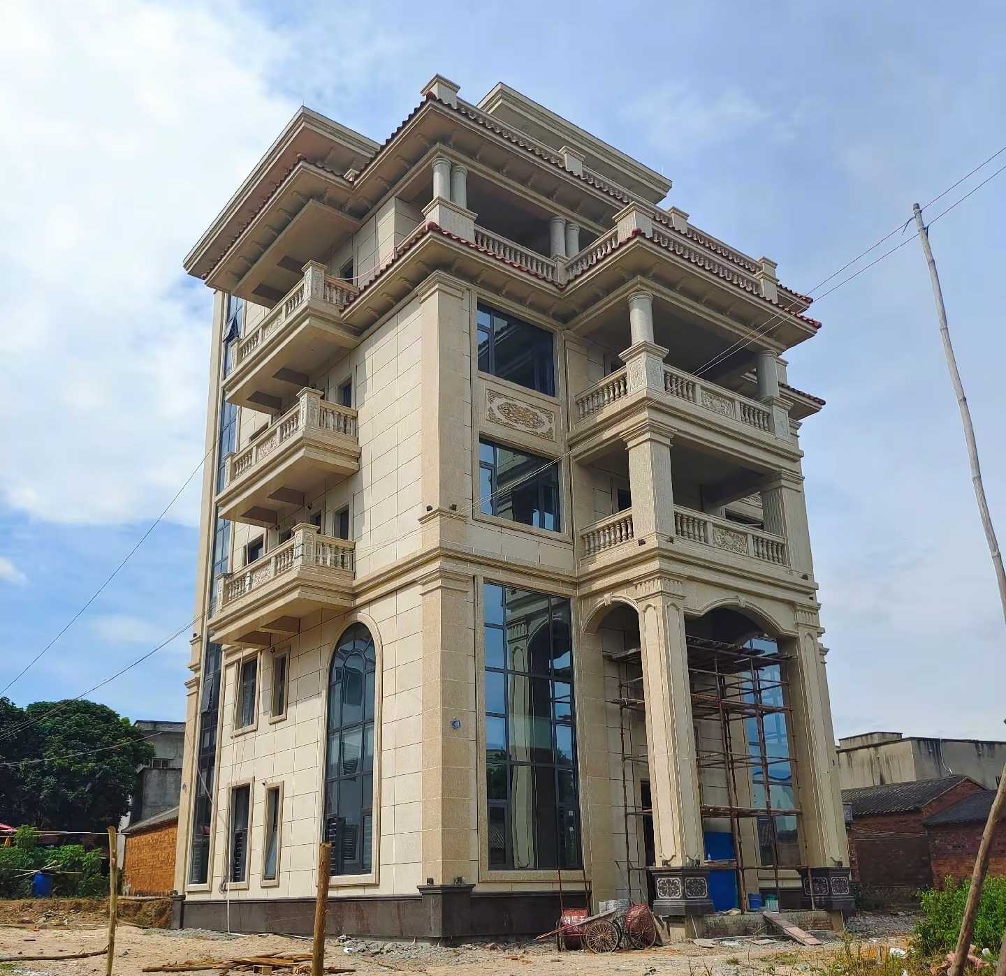 呼和浩特 黄金麻花岗岩石材别墅外墙干挂搭配（雕花栏杆花瓶柱门楼罗马柱）