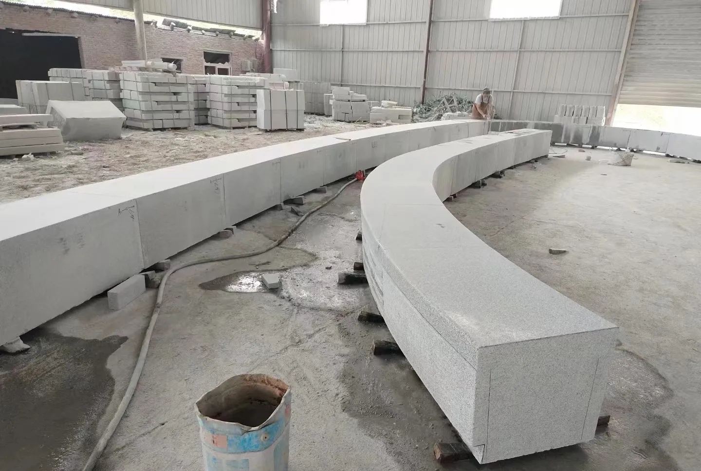 呼和浩特芝麻白花岗岩石板材 园林光面弧形坐凳